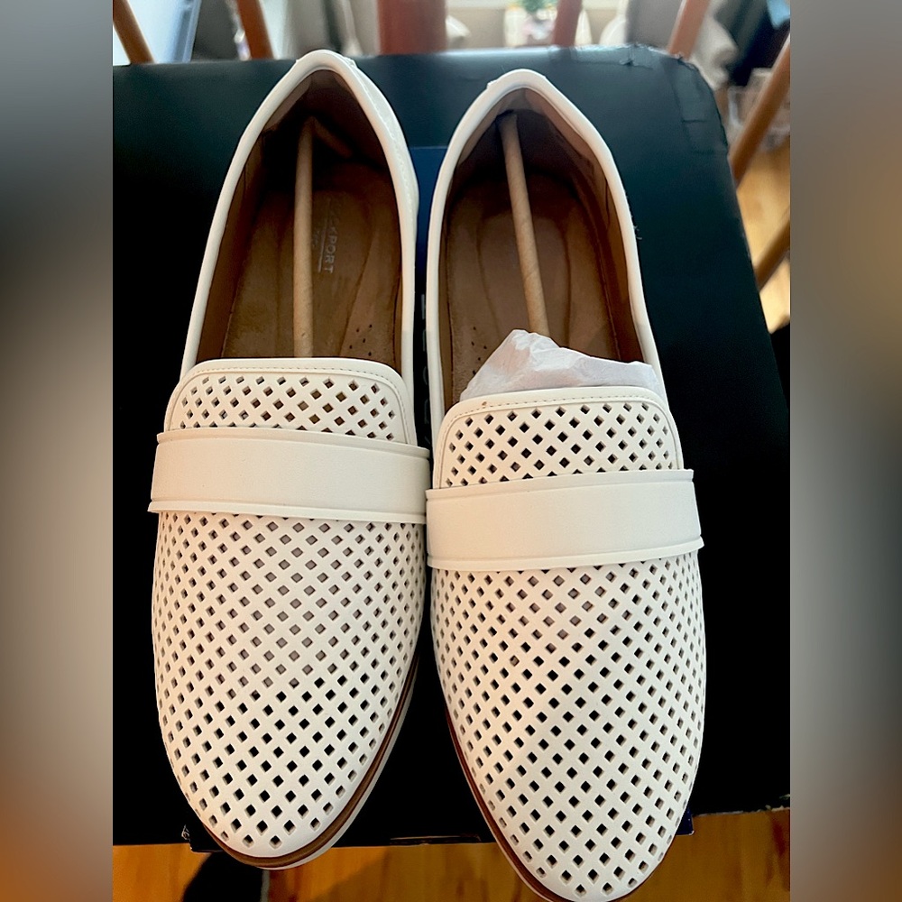 NEW NEVER WORN IN ORIGINAL BOX ROCKPORT WOMENS 9.5 WHITE PERFORATED LOAFER SHOES